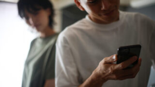 夫の朝帰り、ロックされたスマホ…苦悩の決断|不倫・浮気調査